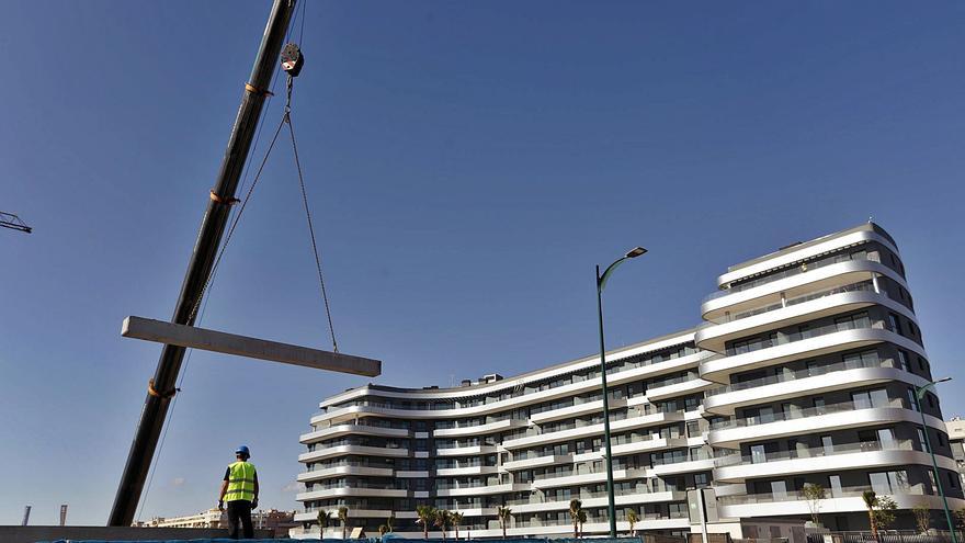 Obras de construcción de una de las promociones del paseo marítimo de Poniente. | ÁLEX ZEA