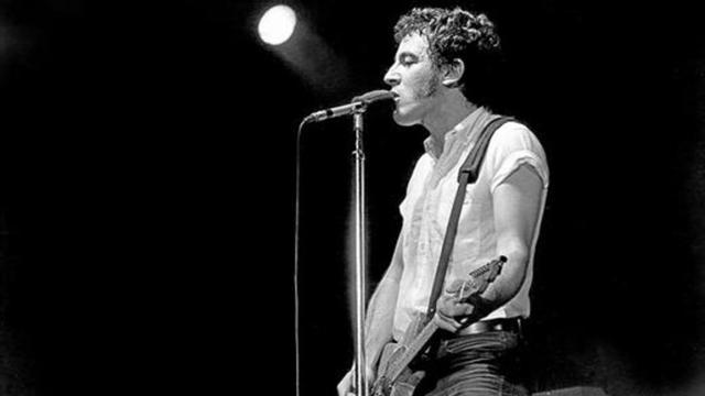 Bruce Springsteen, hoy hace 30 años, durante su actuación en el Palau d'Esports de Montjuïc.