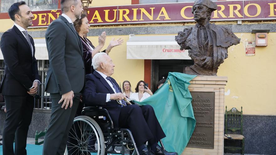 Camas homenajea Curro Romero con un busto dedicado a su 'faraón'