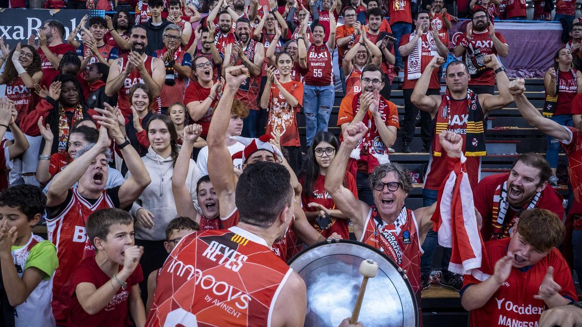 Álex Reyes va celebrar amb l'afició del Nou Congost la victòria contra l'Hiopos Lleida, diumenge