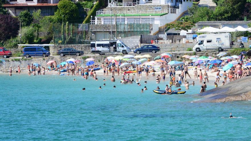 El primer domingo del verano llena las playas y las autocaravanas colapsan el entorno de Menduíña