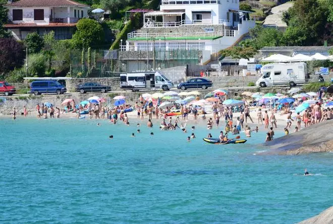 El primer domingo del verano llena las playas y las autocaravanas colapsan el entorno de Menduíña