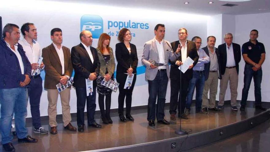 Maíllo, en el centro, presenta el programa del PP a la Diputación.