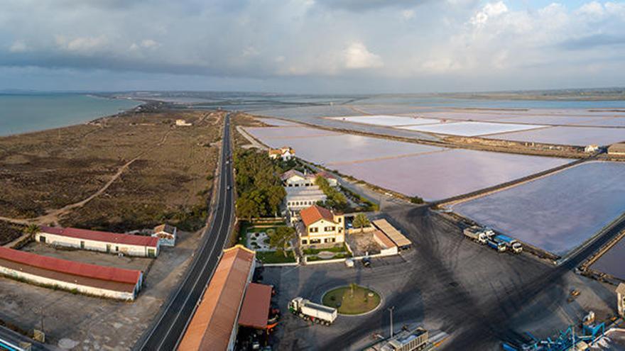 Vista aérea de las instalaciones de Bras del Port donde se aprecia la enorme extensión de terreno ocupada por las lagunas donde se evapora y cristaliza la sal marina.