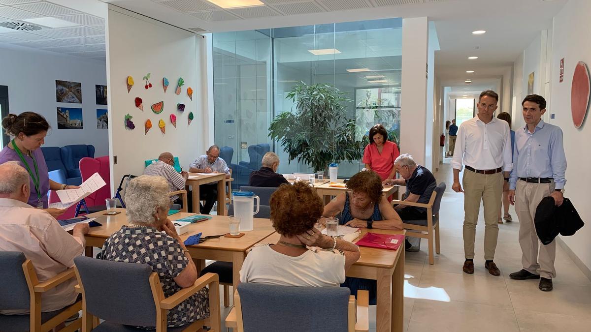 Fulgencio Gil y Luis Martínez en la visita a la Fundación Poncemar este miércoles.