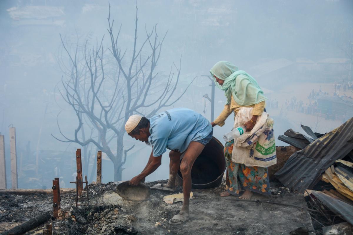 Un gran incendio en un campo de refugiados rohingya en el sureste de Bangladesh el domingo quemó 2.000 refugios, dejando a unas 12.000 personas sin hogar