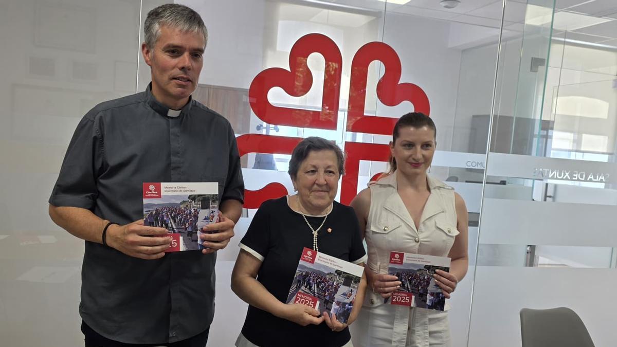 De izquierda a derecha: Santiago Fernández, delegado episcopal de Cáritas Diocesana de Santiago; Pilar Farjas, directora de Cáritas Diocesana de Santiago; y María López Gallego, trabajadora social de Cáritas Diocesana de Santiago.