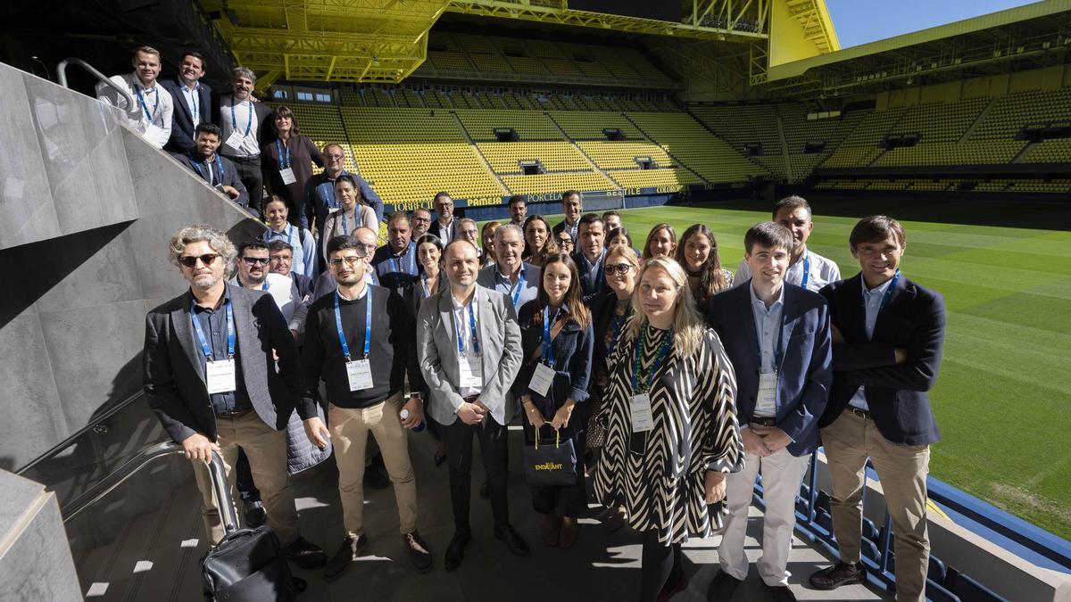 Foto de familia en el Estadio de la Cerámica con los representantes de los patrocinadores y otras empresas en la puesta de largo del Club d’Empreses del Villarreal CF.