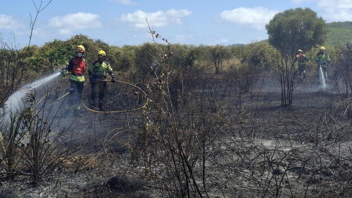 Los bomberos refrescan el terreno que ha quedado calcinado