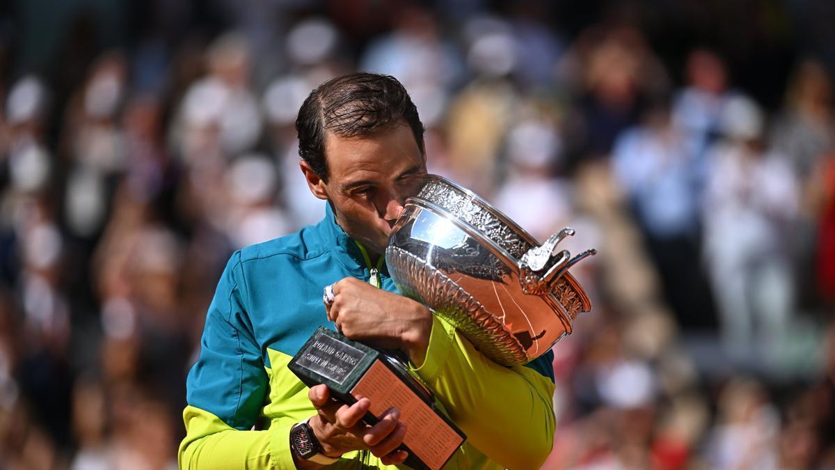 Nadal besa el trofeo de campeón de Roland Garros.