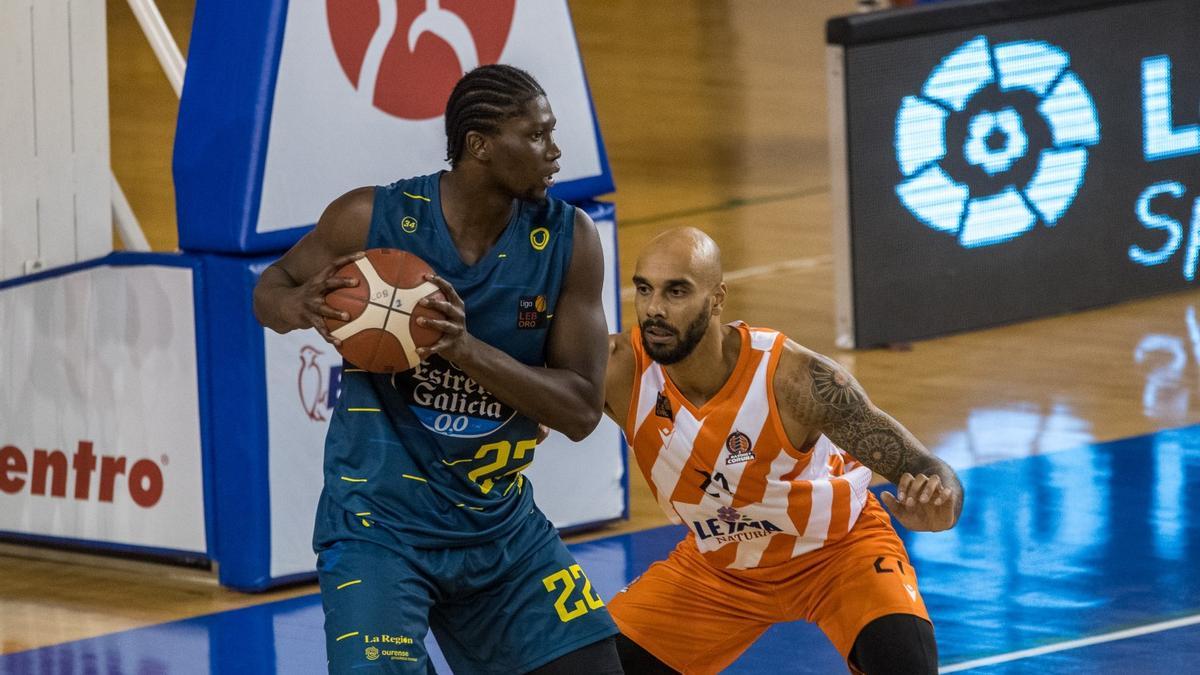 Massine Fall, con el balón, en un partido del Ourense