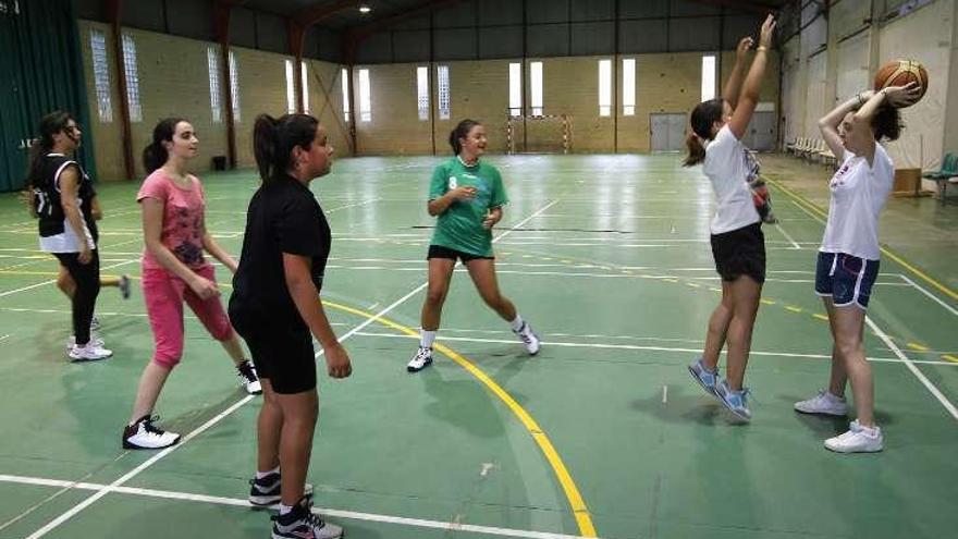 Imagen del primer entrenamiento del Basketdeza.