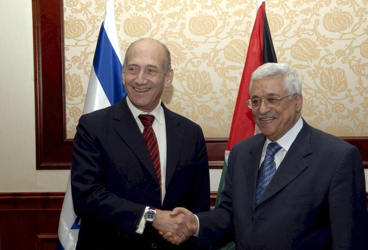 JERICO (CISJORDANIA) 06.08.07.: El presidente palestino, Mahmud Abás y el primer ministro israelí, Ehud Olmert