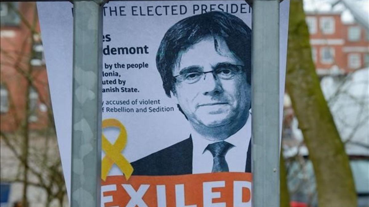 Cartel de apoyo a Carles Puigdemont en la entrada de la prisión de Neumünster