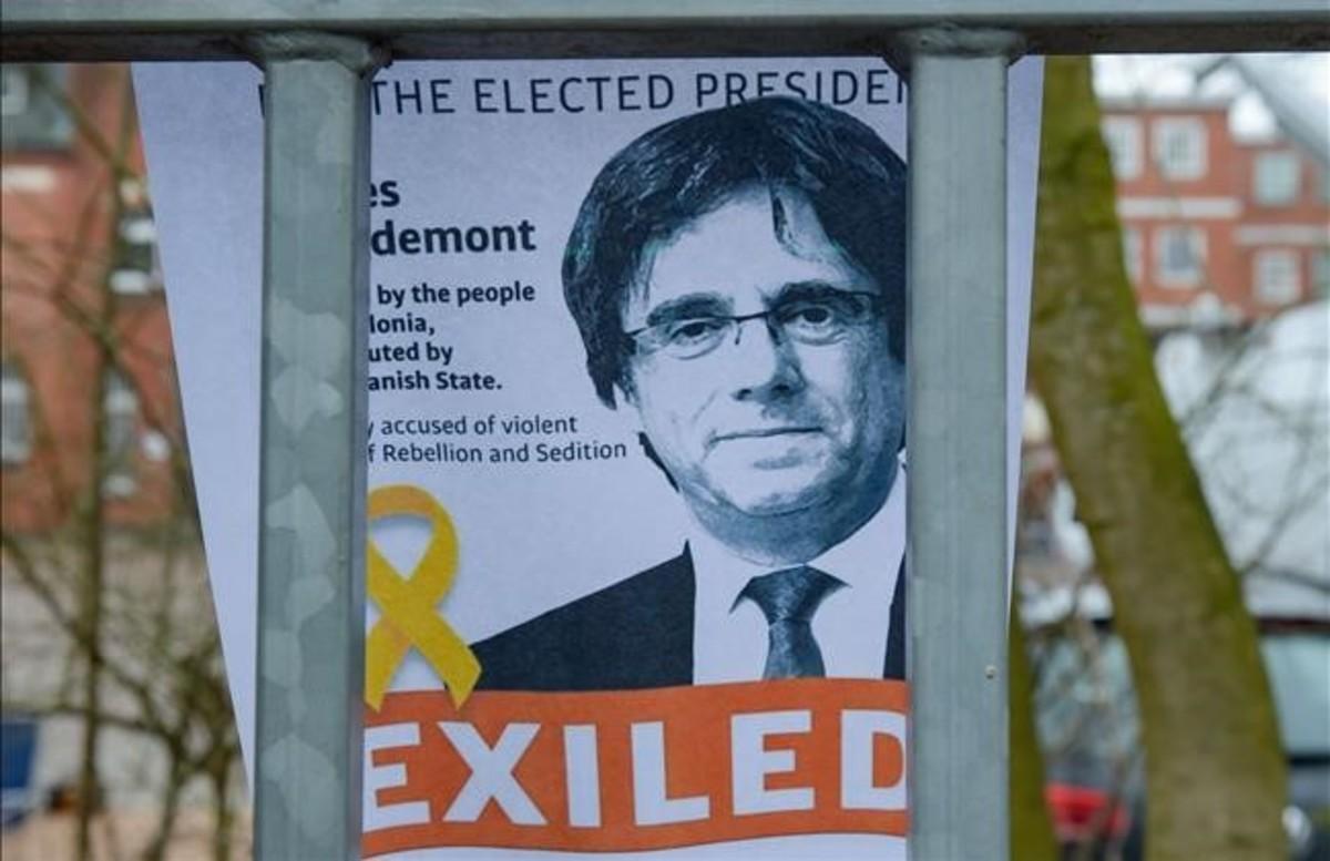 zentauroepp42684656 a portrait of carles puigdemont is attached behind the fence180327201905