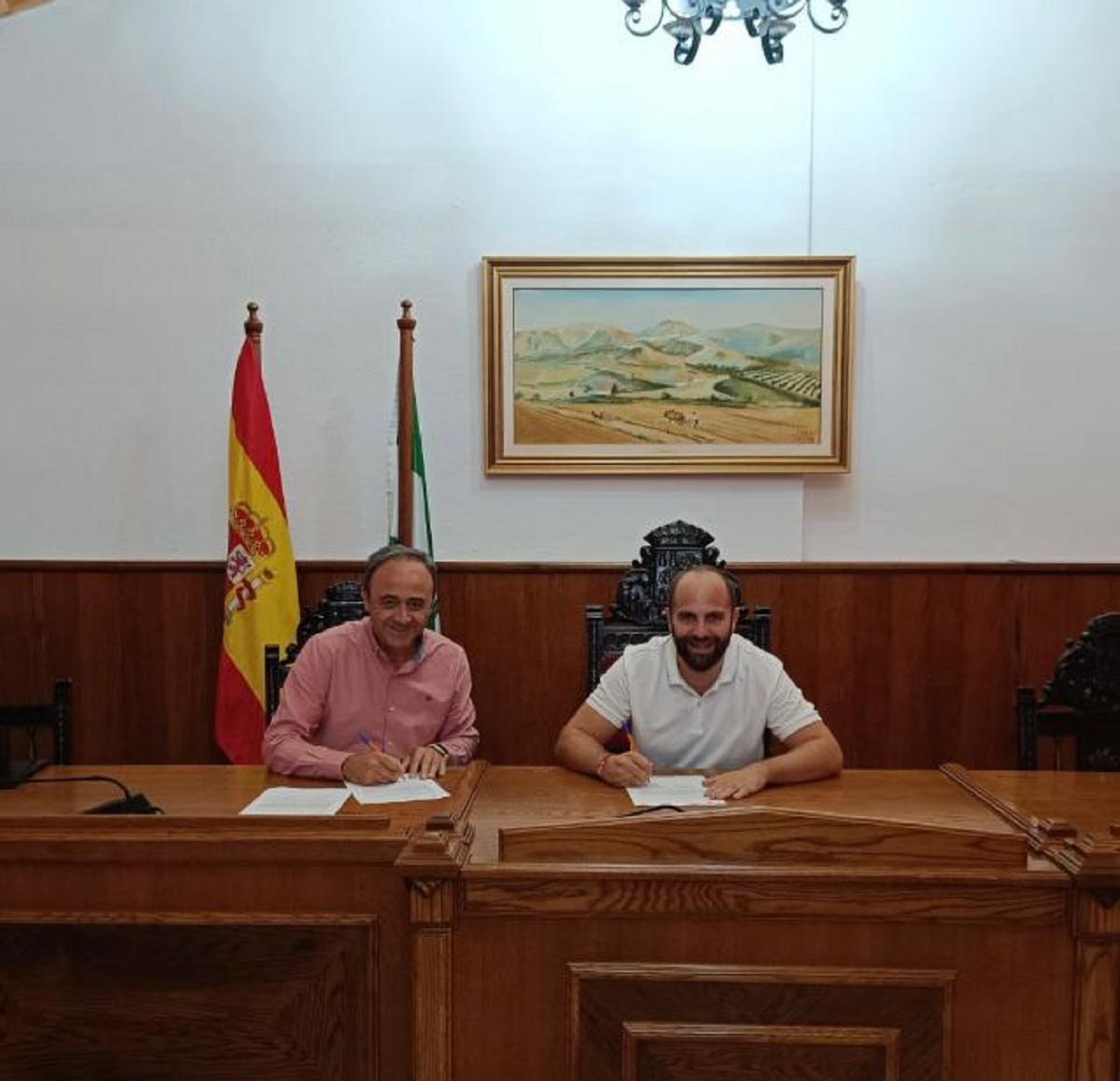 El alcalde de Teba, Cristóbal Corral, ha firmado el contrato con la empresa Hermanos Campano.