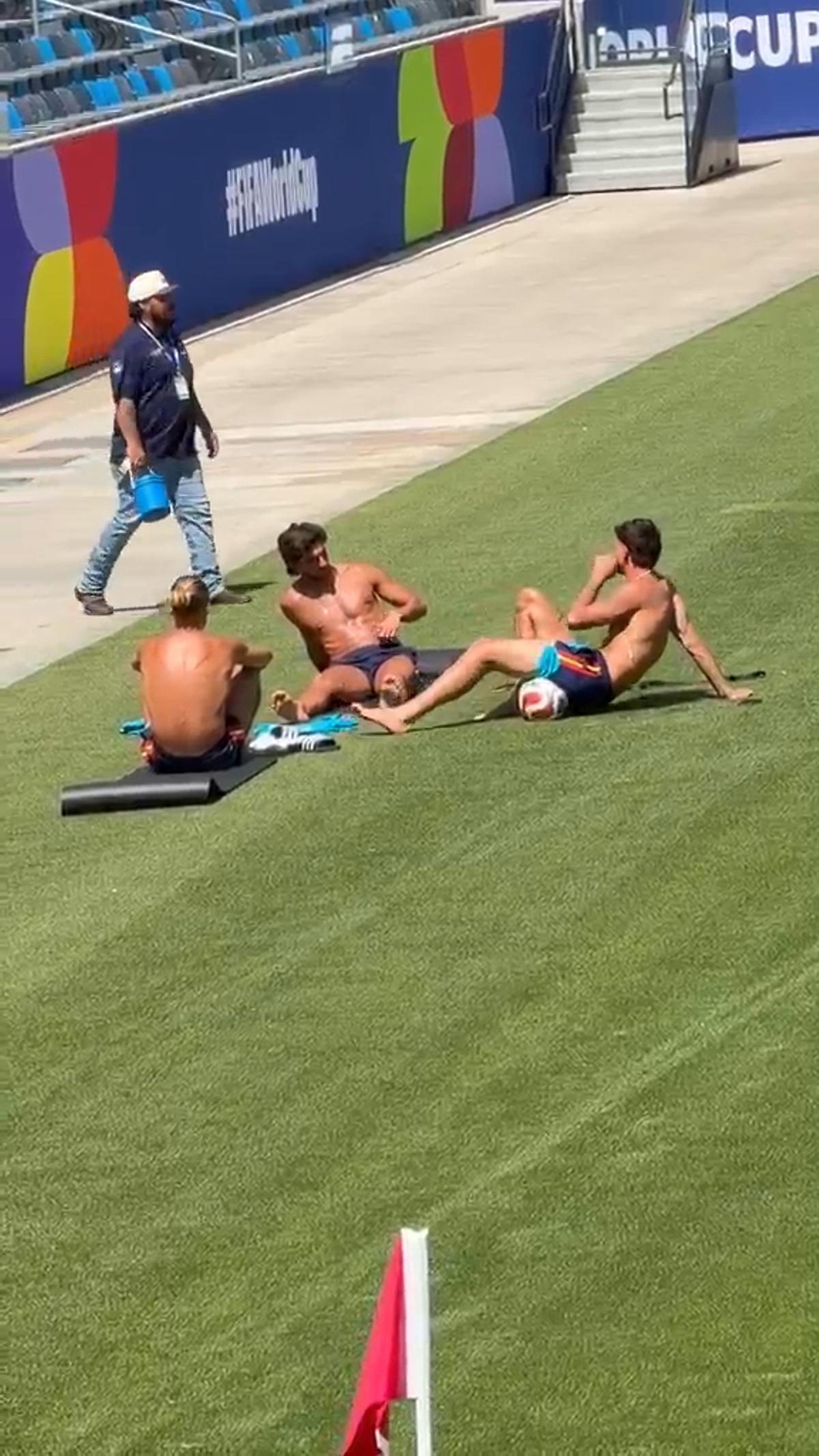Ferran, Llorente y Pubill tomando el sol antes del entrenamiento con la Roja
