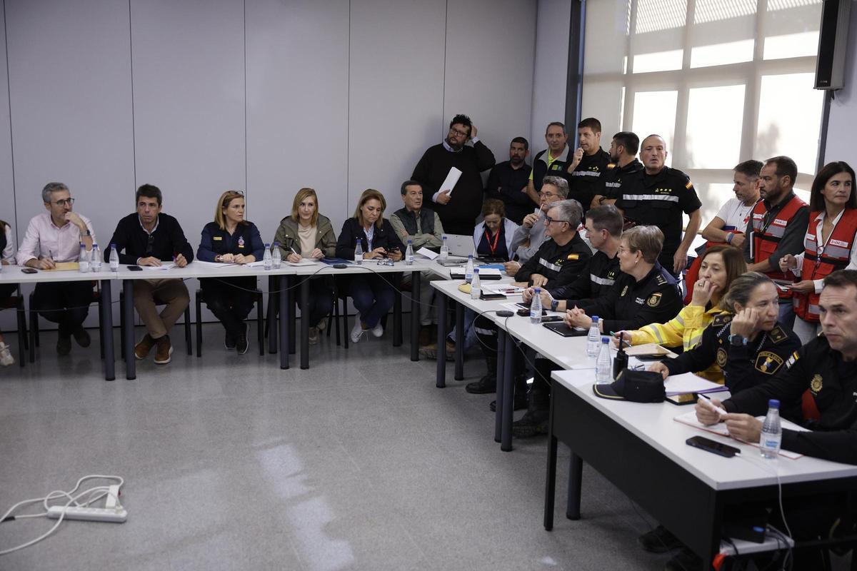 El presidente valenciano, Carlos Mazón, y la delegada del Gobierno en la Comunitat Valenciana, Pilar Bernabé, durante una reunión del Cecopi.