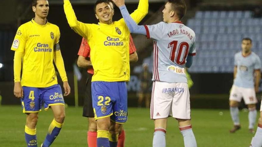 Aspas le reclama el balón a un jugador del Las Palmas. // Alba Villar