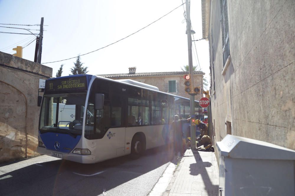 Muere un motorista al chocar con un autobús de la EMT en Palma