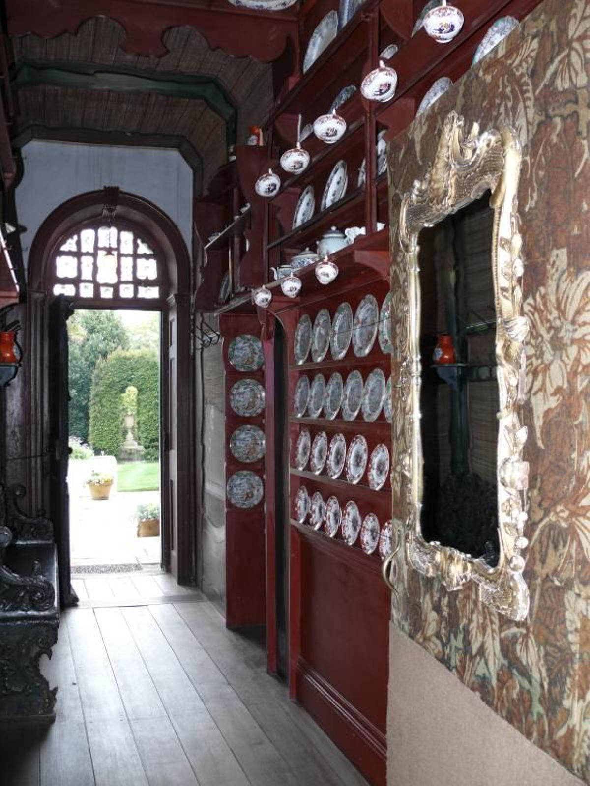 Pasillo con la porcelana