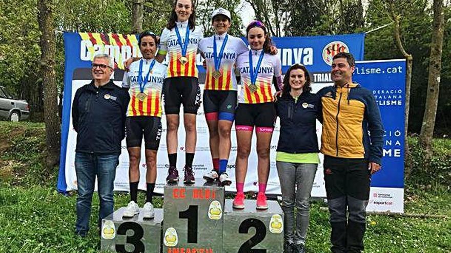 Les campiones de Catalunya al podi d&#039;Olot, dimecres.