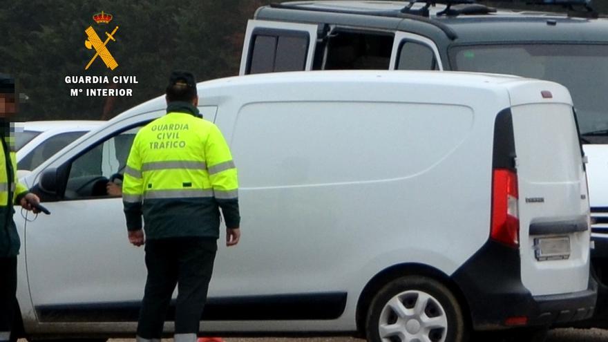 Detención del vehículo por la Guardia Civil.