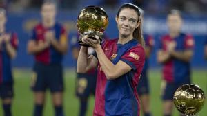 Aitana ofereix a l’afició del Johan la seva Pilota d’Or