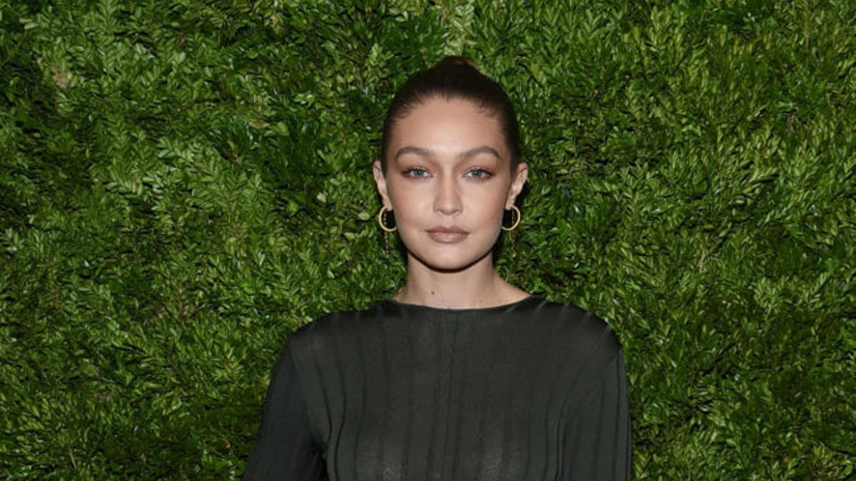 Gigi Hadid con vestido de punto de Dion Lee y bolso dorado en los CFDA 2019