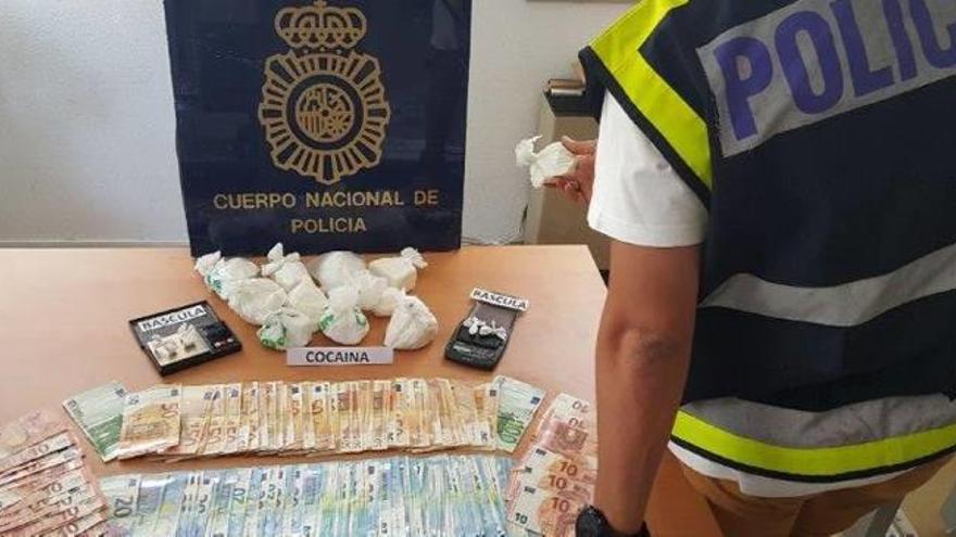 Un policía nacional con la droga y resto de efectos incautados en El Campello.