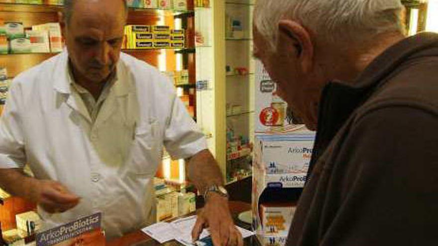 Dispensación de medicamentos en una farmacia.