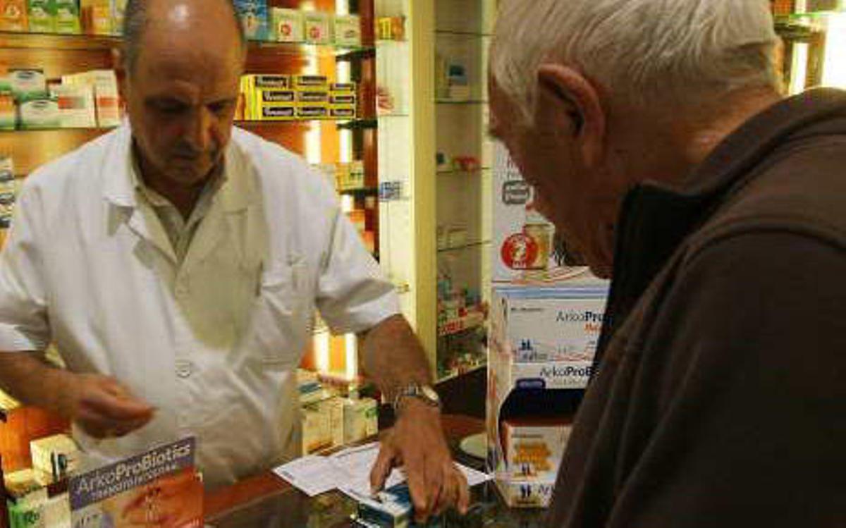 Dispensación de medicamentos en una farmacia.