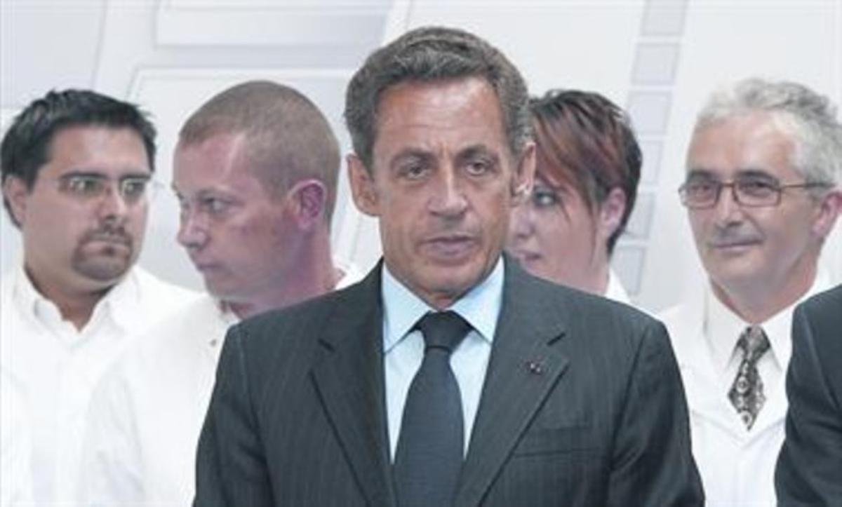 Sarkozy, envoltat de treballadors de l’empresa Faurecia, tots de la seva estatura, el 3 de setembre. Sarkozy, envoltat de treballadors de l’empresa Faurecia, tots de la seva estatura, el 3 de setembre.