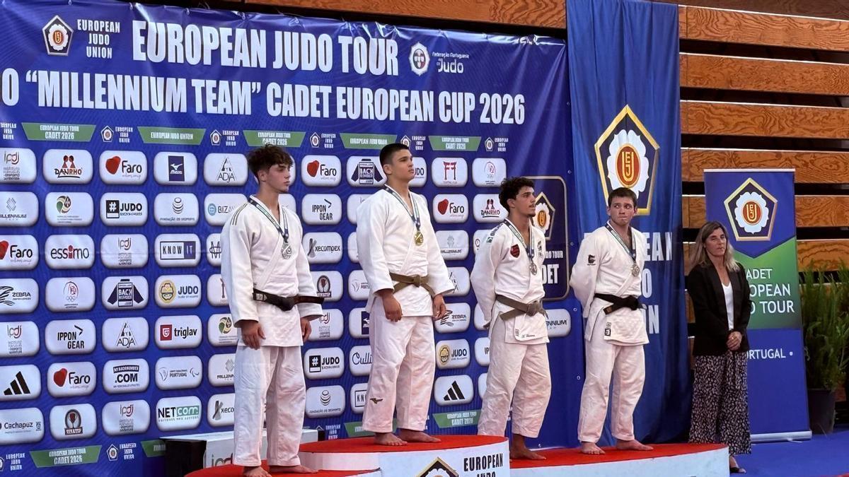 A la izquierda, Gonzalo Gayol con su medalla de plata