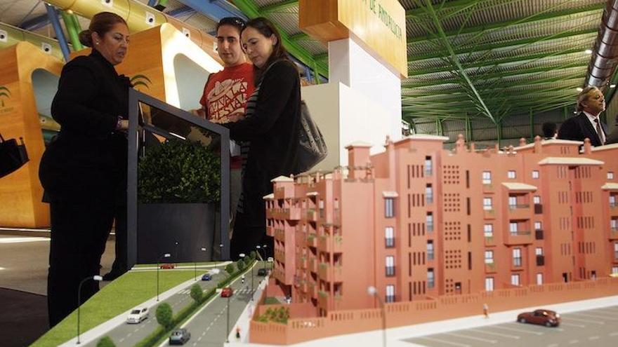 Compradores consultan las condiciones de una vivienda en el salón inmobiliario Simed de Málaga.
