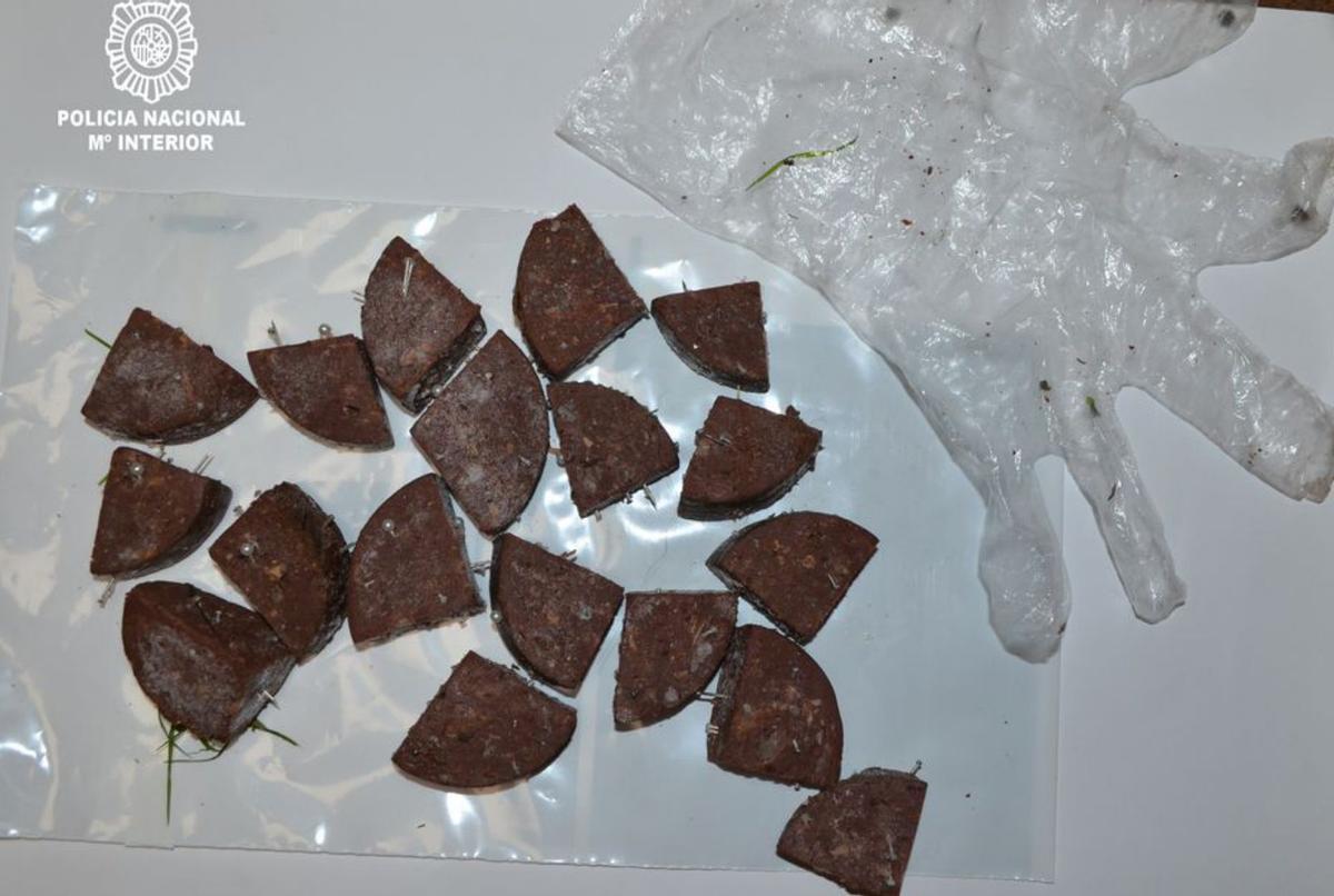 Comida con alfileres incautada el detenido. | // POLICÍA