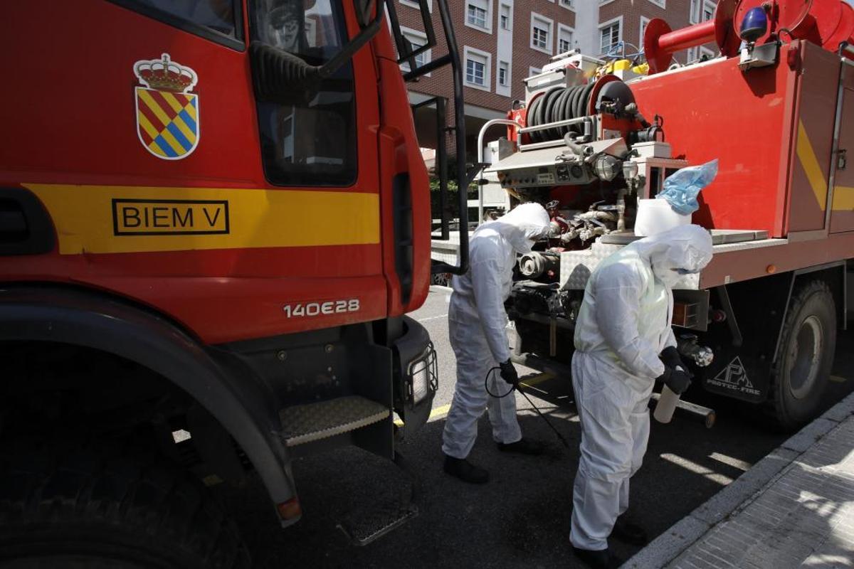 La UME desinfecta el centro de mayores de Jovellanos