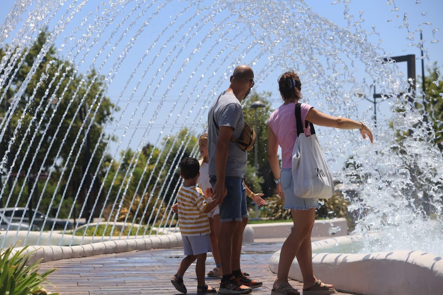 Los termómetros marcan 40ºC en València y las fuentes se convierten en un refugio para la gente