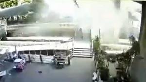 Vídeo en què es veu com s’aixeca una columna d’aigua després d’explotar en un canal de Bangkok una granada llançada per un individu contra una estació de minibusos.