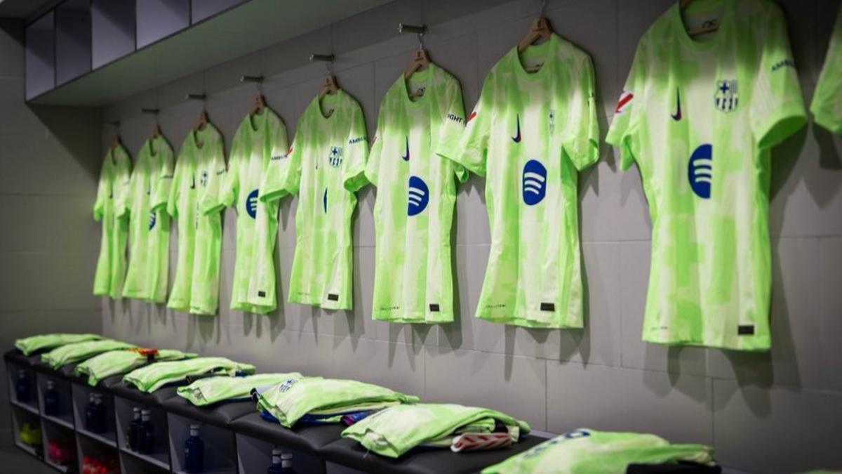 Las camisetas que usará el Barça ante el Atlético de Madrid en el vestuario del Metropolitano.