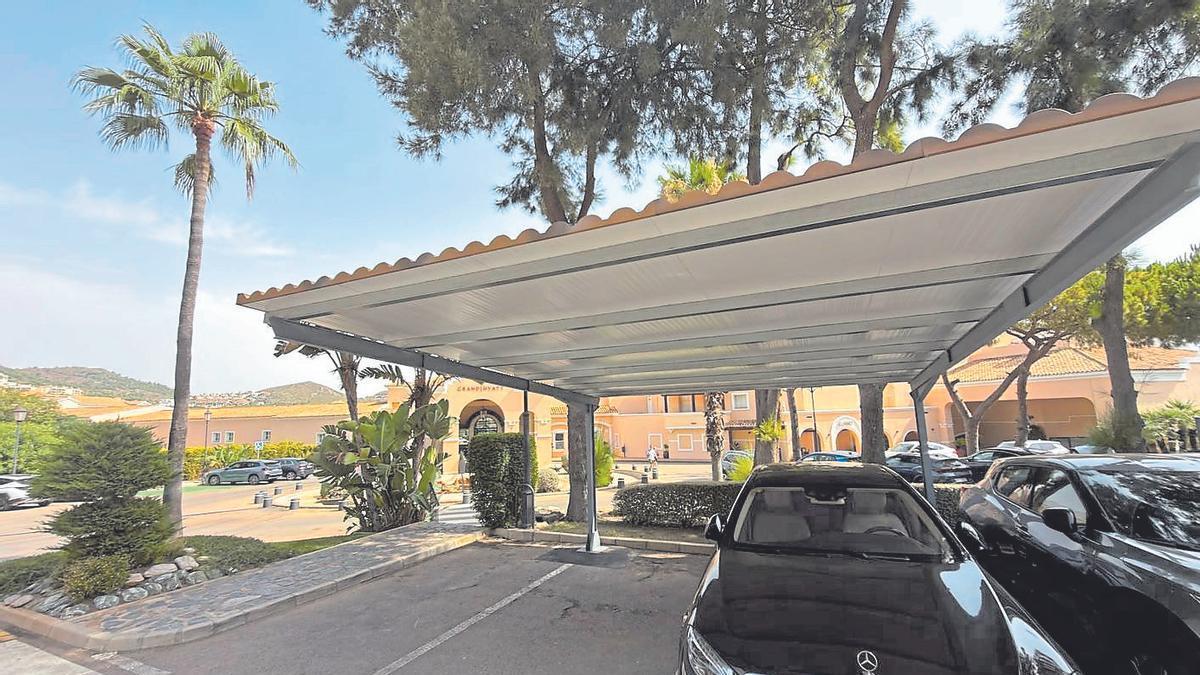 Marquesinas de aparcamiento instaladas para los vehículos de los clientes en el Hotel Grand Hyat La Manga.
