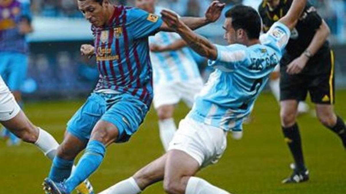 Gámez disputa el balón con Adriano, ayer en La Rosaleda.