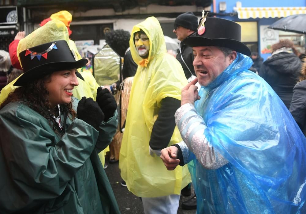 La calle de la Torre se llena esta martes de divertidos disfraces con la fiesta más destacada del carnaval coruñés que marca la recta final a seis días de humor irreverente.