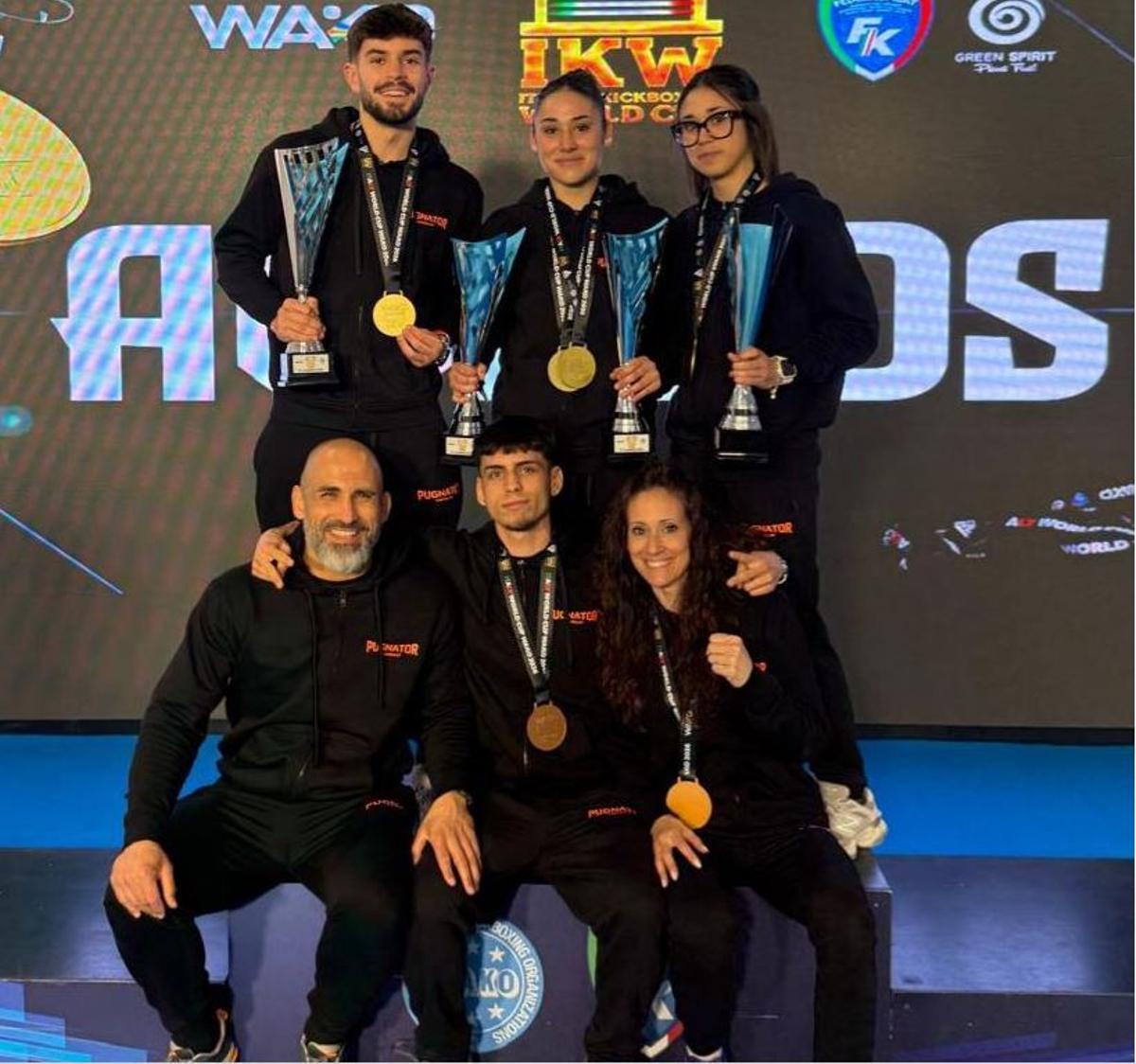 Els representants del Pugnator Castellet, amb els trofeus
