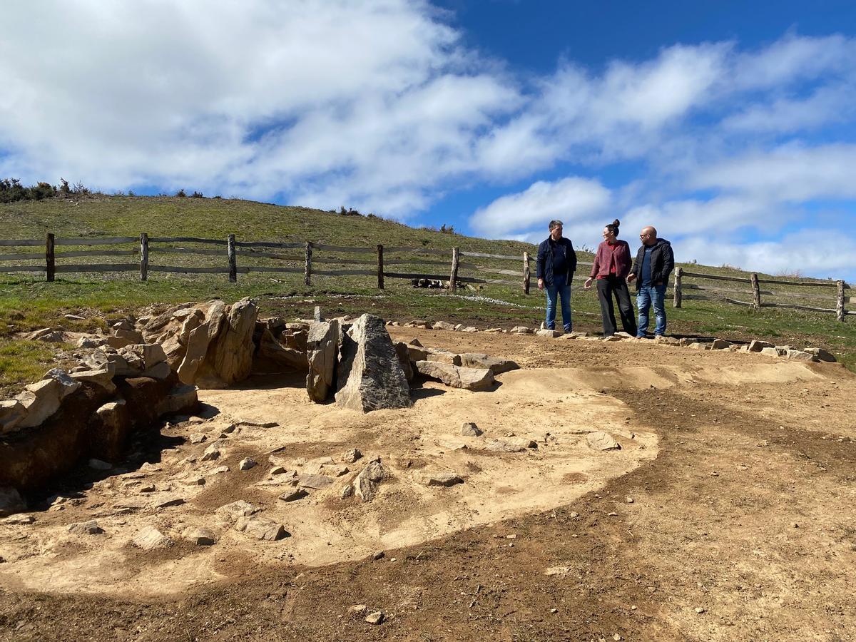 El alcalde de San Martín del Rey Aurelio, José Ramón Martín Ardines; la vicealcaldesa y concejala de Turismo, Cintia Ordóñez, y el concejal de Medio Rural, Jairo García, junto a las cámaras de la necrópolis.