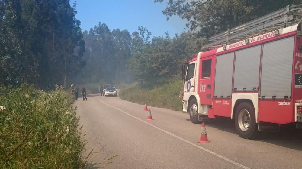 Labores de extinción en Cangas // G.N.