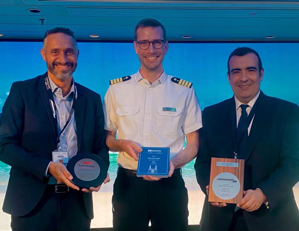 El capitán del Hanseatic Spirit flanqueado por David Castro (izda.) del Puerto y Javier Castro, de Incargo Galicia, durante el acto de bienvenida.