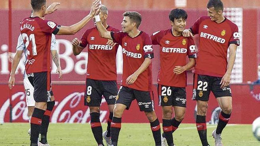 Raíllo, Salva Sevilla, Pozo, Kubo y Budimir celebran uno de los tantos conseguidos este martes en la goleada al Celta de Vigo.