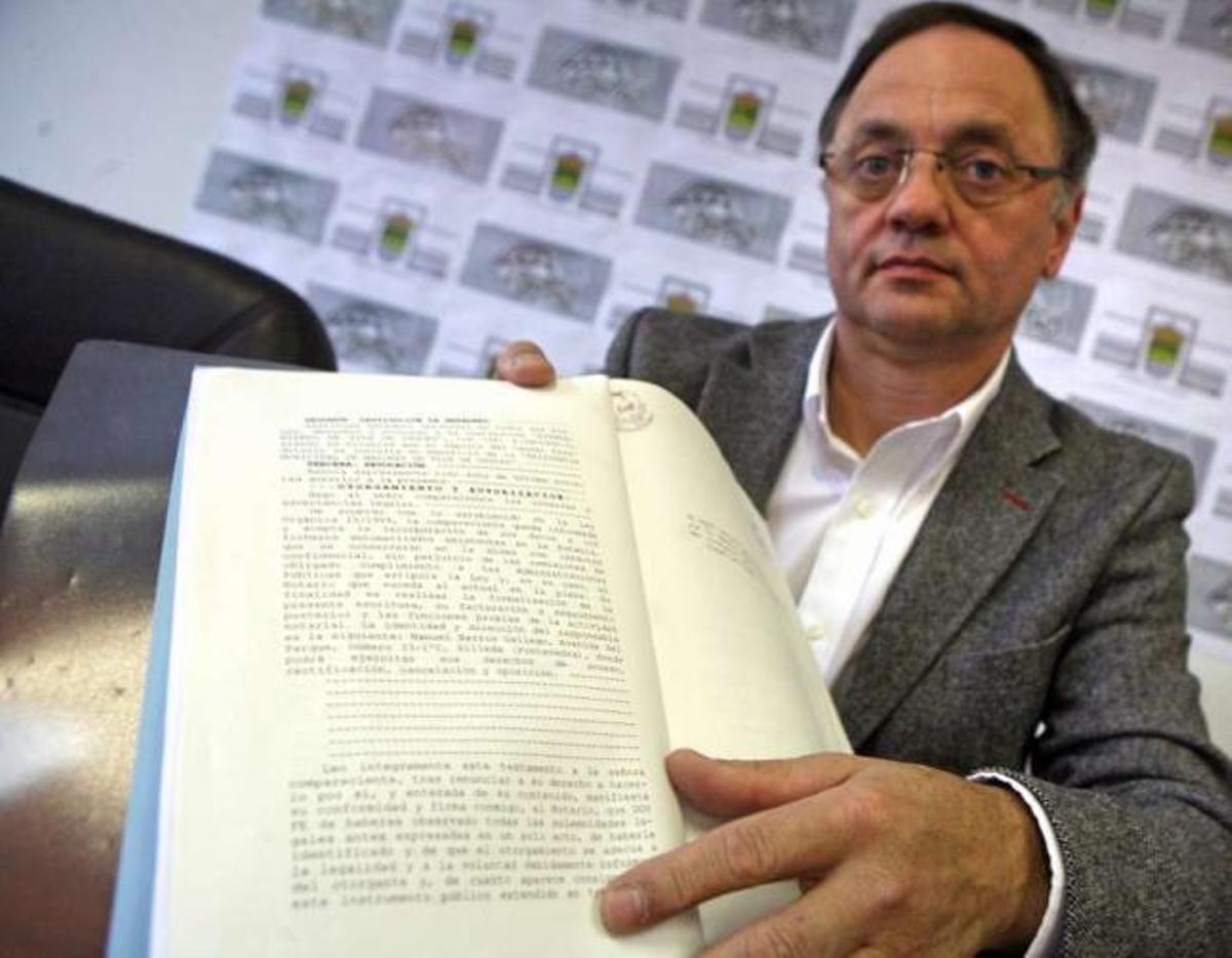 Jesús Otero, ayer, mostrando el testamento de Vidal Fuentes (en el recuadro superior).  // Bernabé/Luismy