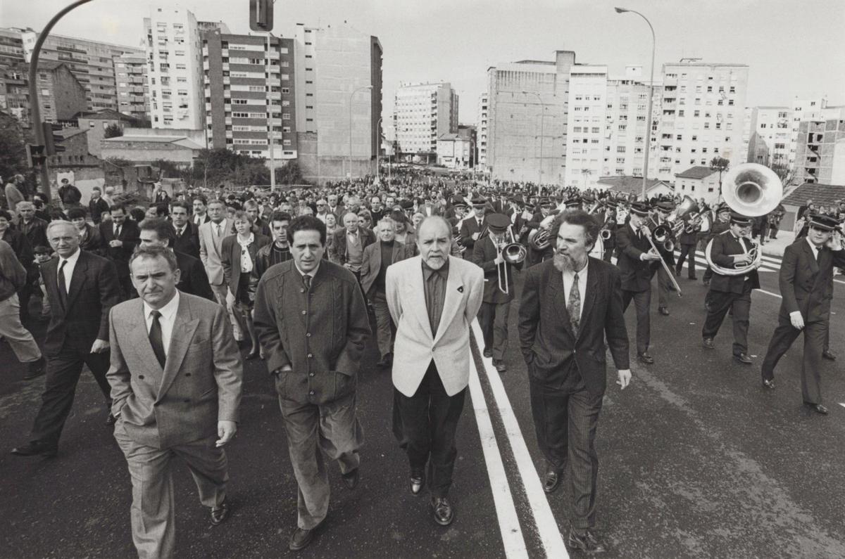 La corporación municipal, encabezas por el alcalde Manoel Soto, en el acto de inauguración de la calle Jenaro de la Fuente, el 10 de marzo de 1991. La corporación municipal, encabezas por el alcalde Manoel Soto, en el acto de inauguración de la calle Jenaro de la Fuente, el 10 de marzo de 1991.